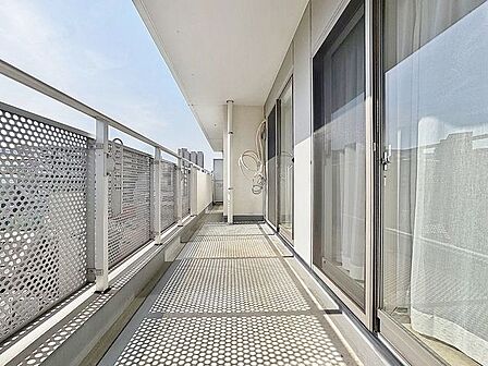 「バルコニー」大きな空に囲まれた気持ちのいい住まい。バルコニーを覗くだけで圧倒的な開放感に包まれます。
