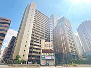 「美しいフォルム」周囲の景観に調和する地上★階建の美しい外観。やさしいアースカラーの外壁が、おだやかな佇まいに明るい開放感を与えます。