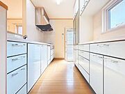 「カップボード付き・キッチン」色調を合わせたキッチンは奥行もあり広く解放感あるスペースを確保しております。作り付けのカップボードも収納多く、新たに設置する必要もございません。