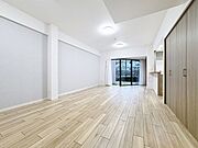 「大切なペットともお住まい頂けます。」大きな窓辺からの日差しが暖かい室内は、自然と住まう人の気分も明るくなり、リビングでの素敵なワンシーンが演出されます。