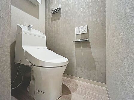 「温水洗浄便座付きトイレ」トイレは快適な温水洗浄便座付です。清潔感のあるホワイトで統一しました。いつも清潔な空間であって頂けるよう配慮された造りです。