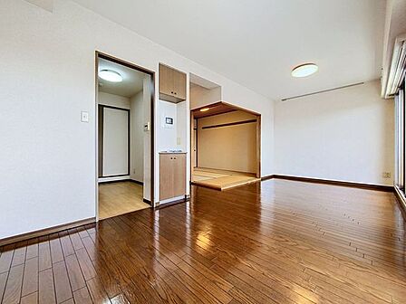 「穏やかな時が流れる癒しの空間」穏やかな光が明るくリビングルームを包みます。心地よい空間が、ご家族のかけがえのない時間に優しく寄り添います。