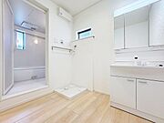 「窓あり×洗面所」湿気の多くなりやすい洗面所も、窓があることで換気が可能なので気持ちよくお使い頂けます。