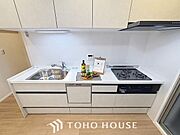 「家事時短の叶うキッチン◎」効率よくお料理ができる3口コンロ・食洗機・出し入れしやすいスライド収納を完備したシステムキッチン。確かな機能性を実感頂けます。