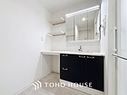 「リフォーム済・洗面台」洗面台には三面鏡を採用。身だしなみを整えやすい事はもちろんですが、鏡の後ろに収納スペースを設ける事により、散らかりやすい洗面スペースをすっきりさせる事が出来るのも嬉しいですね