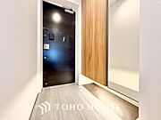 「玄関」人を迎え入れる最初の場所だからこそ、清潔感があり纏まった空間にして頂ける様にゆとりあるシューズボックスを設置しました。おでかけの時も帰宅の時も、すっきりとした玄関は気持ちが良いものです。