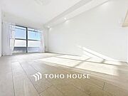 「5階×陽当り良好。」大きな窓辺からの日差しが暖かい室内は、自然と住まう人の気分も明るくなり、リビングでの素敵なワンシーンが演出されます。