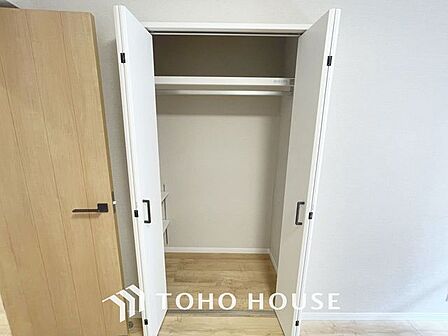 「収納」居室にはクローゼットを完備し、自由度の高い家具の配置が叶うシンプルな空間です。お子様の成長と必要になる子供部屋を与えるにはぴったりの間取りですね。