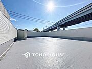 「お家時間が楽しくなるルーフバルコニー。」屋上のルーフバルコニーは周囲の街並を一望できる快適空間。夜は星空を眺めながらロマンチックなひと時を過ごすのも楽しそう。