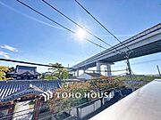 「穏やかな街並みの眺望」穏やかな街並みを一望しながら、爽やかな風と柔らかく降り注ぐ陽光を感じて頂けます。心地良い開放感が暮らしにゆとりと充足感をもたらします。