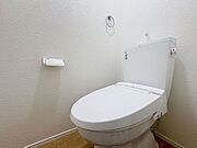 「温水洗浄便座付きトイレ」トイレは快適な温水洗浄便座付です。清潔感のあるホワイトで統一しました。いつも清潔な空間であって頂けるよう配慮された造りです。