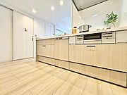 「家事ラク食洗機搭載」食洗機付きキッチンです。洗い物の手間を減らすことでご家族での会話も増え楽しい新生活の始まりです！
