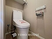「リフォーム済・トイレ」トイレは快適な温水洗浄便座付です。清潔感のあるホワイトで統一しました。いつも清潔な空間であって頂けるよう配慮された造りです。