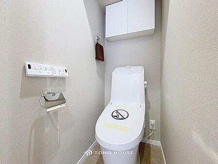 「温水洗浄便座付きトイレ」トイレは快適な温水洗浄便座付です。清潔感のあるホワイトで統一しました。いつも清潔な空間であって頂けるよう配慮された造りです。