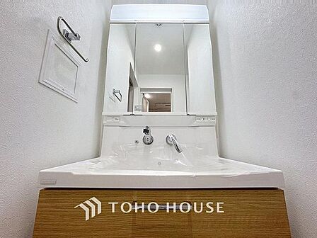 「リフォーム済・洗面台」洗面台には三面鏡を採用。身だしなみを整えやすい事はもちろんですが、鏡の後ろに収納スペースを設ける事により、散らかりやすい洗面スペースをすっきりさせる事が出来るのも嬉しいですね