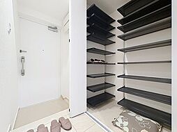 「ゆとりの玄関」シューズボックス×SICのあるゆとりの玄関スペース。ベビーカーやお掃除道具も保管しやすい空間を確保しております。