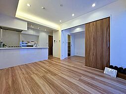 「ダイニング」ホワイトクロス×濃いカラーのフローリングをコーディネートした室内。シンプルな室内デザインなので、よりインテリアが映えます。