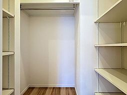 「ウォークインクローゼット」たっぷりと荷物が入るよう、ウォークインクローゼットを完備いたしました。