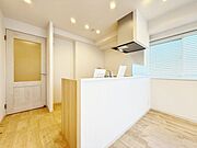 「対面式キッチン仕様」キッチンスペースは、ゆとりの広さを確保。開放的な対面式キッチンなので、ご家族との会話を楽しうことはもちろん、お子様を見守りながら家事時間を進められます。