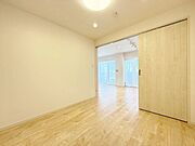 「4.5帖・居室」ホワイトの壁紙に柔らかな印象のメープルのフローリング。明るくナチュラルな心地の良い空間となっております。