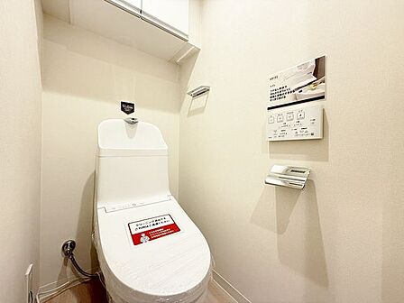 「リフォーム済・トイレ」トイレ関係の設備も一新されています。もちろん温水洗浄機能付き便座です。気になる水周り関係は全て新しくなっていますので、気持ちよく新生活が始められます。