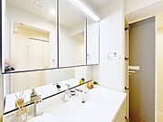 「洗面台」洗面台には三面鏡を採用。身だしなみを整えやすい事はもちろんですが、鏡の後ろに収納スペースを設ける事により、散らかりやすい洗面スペースをすっきりさせる事が出来るのも嬉しいですね