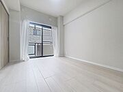 「南向き。陽当り良好。」大きな窓辺からの日差しが暖かい室内は、自然と住まう人の気分も明るくなり、リビングでの素敵なワンシーンが演出されます。