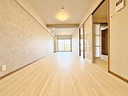 「ペットと暮らせる1SLDK。」空気感という居心地の良いＢＧＭは、心からのやすらぎと満足感を与えてくれます。通風と採光を考慮したリビングは地域の鼓動を感じながらお寛ぎ頂くことが可能です。