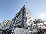 「外観」住まい探しは街探し。みんなが街探しのポイントにしているのは何。　第1位は過半数が支持した納得の 「交通の利便性」。続いて3割以上の人が「住環境」と「公園、緑地の充実」です。