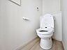 トイレ：「温水洗浄便座付きトイレ」トイレは快適な温水洗浄便座付です。清潔感のあるホワイトで統一しました。いつも清潔な空間であって頂けるよう配慮された造りです。