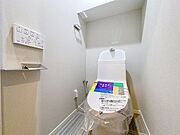 「リフォーム済・トイレ」トイレ関係の設備も一新されています。もちろん温水洗浄機能付き便座です。気になる水周り関係は全て新しくなっていますので、気持ちよく新生活が始められます。