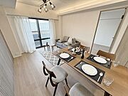 「南東向き。陽当り良好。」大きな窓辺からの日差しが暖かい室内は、自然と住まう人の気分も明るくなり、リビングでの素敵なワンシーンが演出されます。
