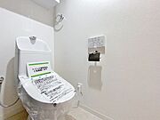 「温水洗浄便座付きトイレ」トイレは快適な温水洗浄便座付です。清潔感のあるホワイトで統一しました。いつも清潔な空間であって頂けるよう配慮された造りです。