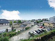 「穏やかな街並みの眺望」穏やかな街並みを一望しながら、爽やかな風と柔らかく降り注ぐ陽光を感じて頂けます。心地良い開放感が暮らしにゆとりと充足感をもたらします。