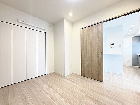 「ナチュラルテイストが心地よい。」柔らかな木目がナチュラルで落ち着きのある空間を演出!採光面からの光との調和でとても暖かみのあるお部屋となります。