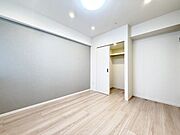 「アクセントクロスを採用した内装」一部グレーベースのクロスがお部屋のアクセントに。統一感もある優しい色合いの空間を演出しています。