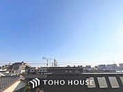 「穏やかな街並みの眺望」穏やかな街並みを一望しながら、爽やかな風と柔らかく降り注ぐ陽光を感じて頂けます。心地良い開放感が暮らしにゆとりと充足感をもたらします。
