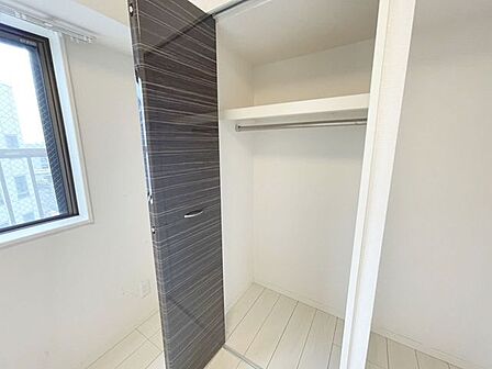 「収納」居室にはクローゼットを完備し、自由度の高い家具の配置が叶うシンプルな空間です。お子様の成長と必要になる子供部屋を与えるにはぴったりの間取りですね。