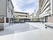 「～ルーフバルコニーのある暮らし～」広々としたルーフバルコニー。洗濯物を干すスペースが広いのはもちろん、お子様とレジャー遊び、ペットとの憩いの時間、様々な用途でお使いいただけます。