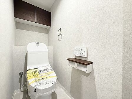 「リフォーム済・トイレ」トイレ関係の設備も一新されています。もちろん温水洗浄機能付き便座です。気になる水周り関係は全て新しくなっていますので、気持ちよく新生活が始められます。