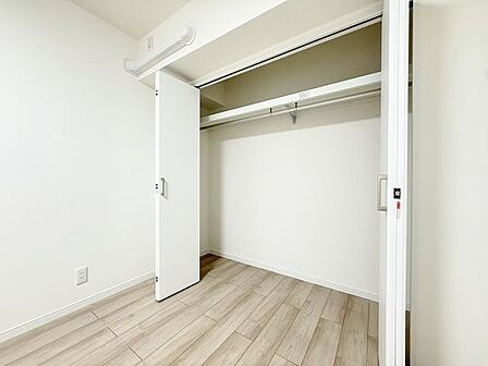 「収納完備」居室には収納スペースを完備し、自由度の高い家具の配置が叶うシンプルな空間です。