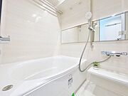 「快適バスルーム」癒しの空間バスルームです。天気に左右されずに洗濯物を乾かせる、浴室乾燥機＆オートバス機能付きです。