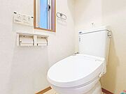 「ウォシュレット機能付き」優れた節水効果や汚れが付きにくい便座など、ほしかった機能が揃ったウォシュレット一体型トイレです。収納に便利な吊戸棚を備え付けています。