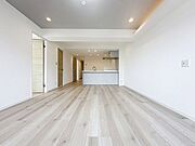 「ダイニング」ホワイトクロス×濃いカラーのフローリングをコーディネートした室内。シンプルな室内デザインなので、よりインテリアが映えます。