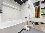 「リフォーム済・バスルーム」ユニットバスを新しく入れ替えしております。追い焚き給湯機はもちろん、雨の日のお洗濯物干しに活躍する浴室乾燥機を設置しています。