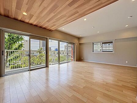 「角住戸ならではの心地良さがあります。」舞い込んでくる風が優しく躍り、室内に四季の香りを感じさせる空気を運んでくれます。
