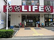 徒歩4分。ライフ亀戸店 280m