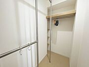 「たっぷり収納・ウォークインクローゼット」たっぷりと荷物が入るよう、ウォークインクローゼットを完備いたしました。画像と現地では大きさ、広さの感覚が違います。是非ご自分の目で確かめてください。