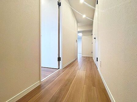 「玄関」家の中でお客様を迎える最初の場所である玄関。豊富な玄関収納で、常に綺麗に保つことが出来ます。
