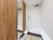 「ミラー付き玄関・お出かけ前の身だしなみチェック」広がりのある空間感 。大きな鏡は玄関に空間を作り出し、広がりを感じさせ玄関に鏡を設置することで、自分の身だしなみを確認することができます。